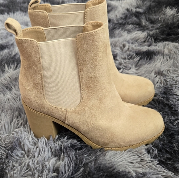 Soda Shoes - NWT SODA Elegant Tan Suede Ankle Boots Size 10